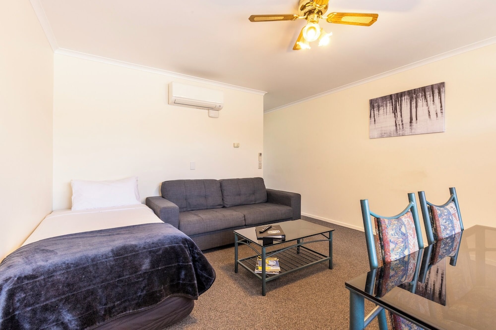 Budget Alleyway One bedroom with Shower photo 2