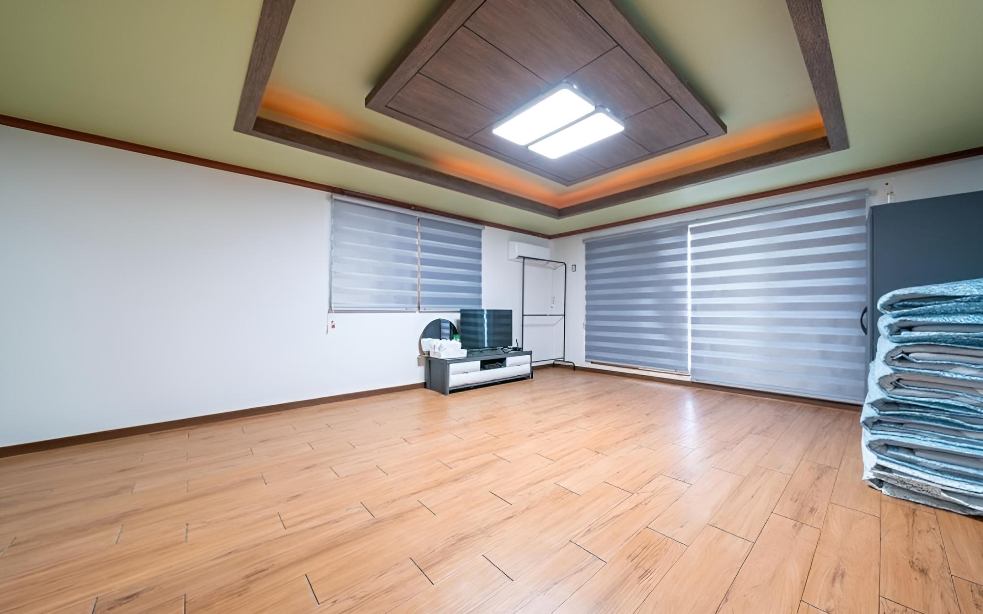 Room (Room 201 (large room))