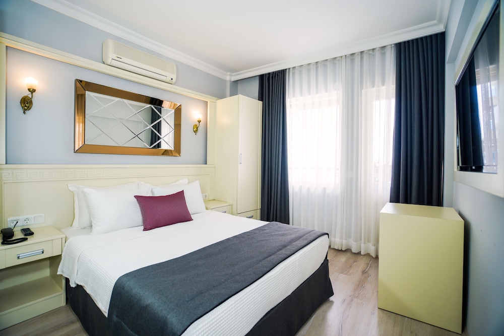 Standard Double Room, Partial Sea View photo 3