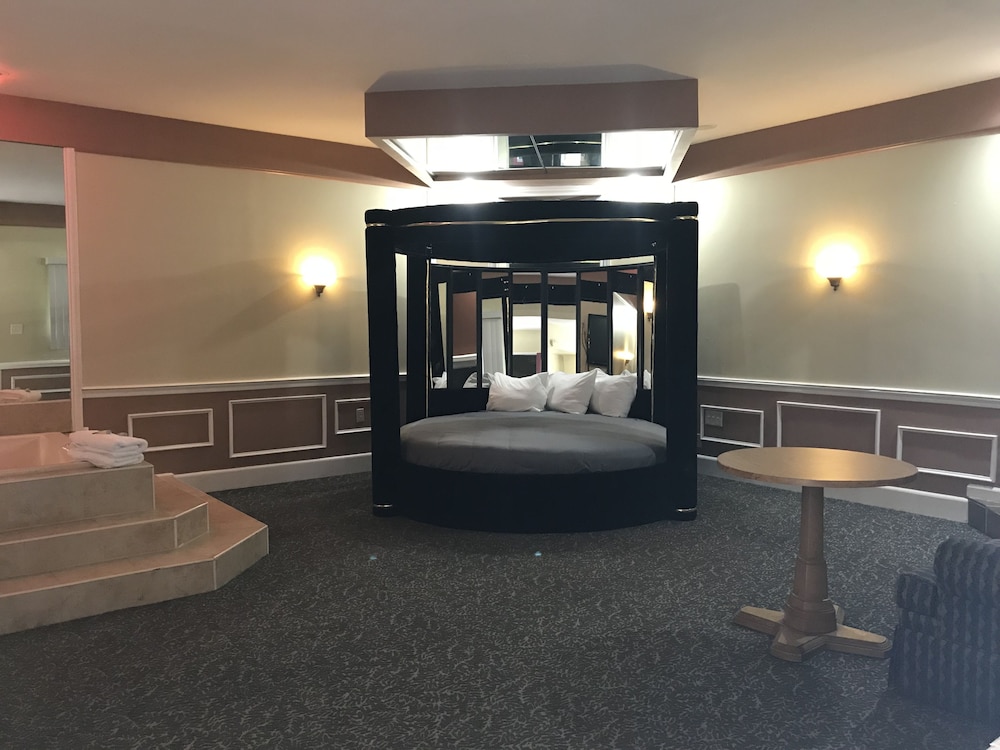 Round Suite (Fireplace and Jetted Tub) photo 3