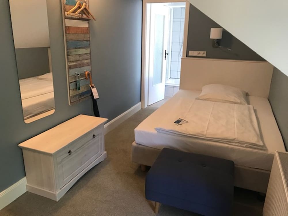 Small Romm with Queen Bed