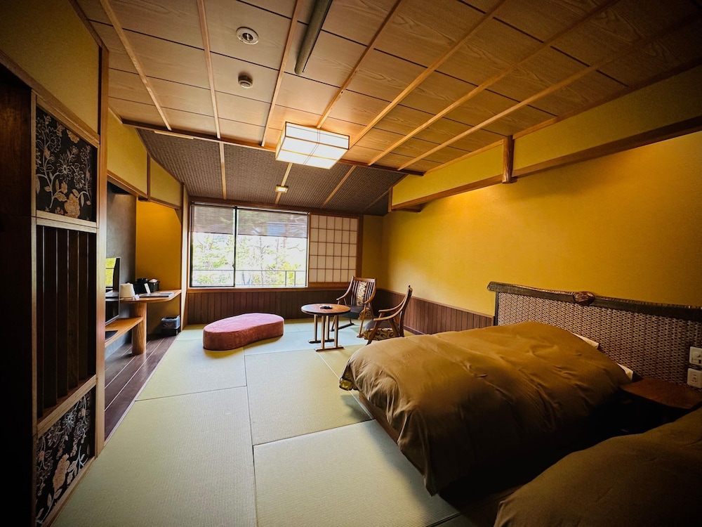 Design Quadruple Room, Non Smoking, Garden View (with toilet/sink/bath, east building) photo 1