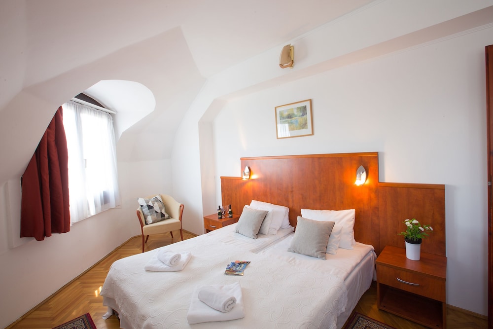 Basic Double or Twin Room - Photo 6