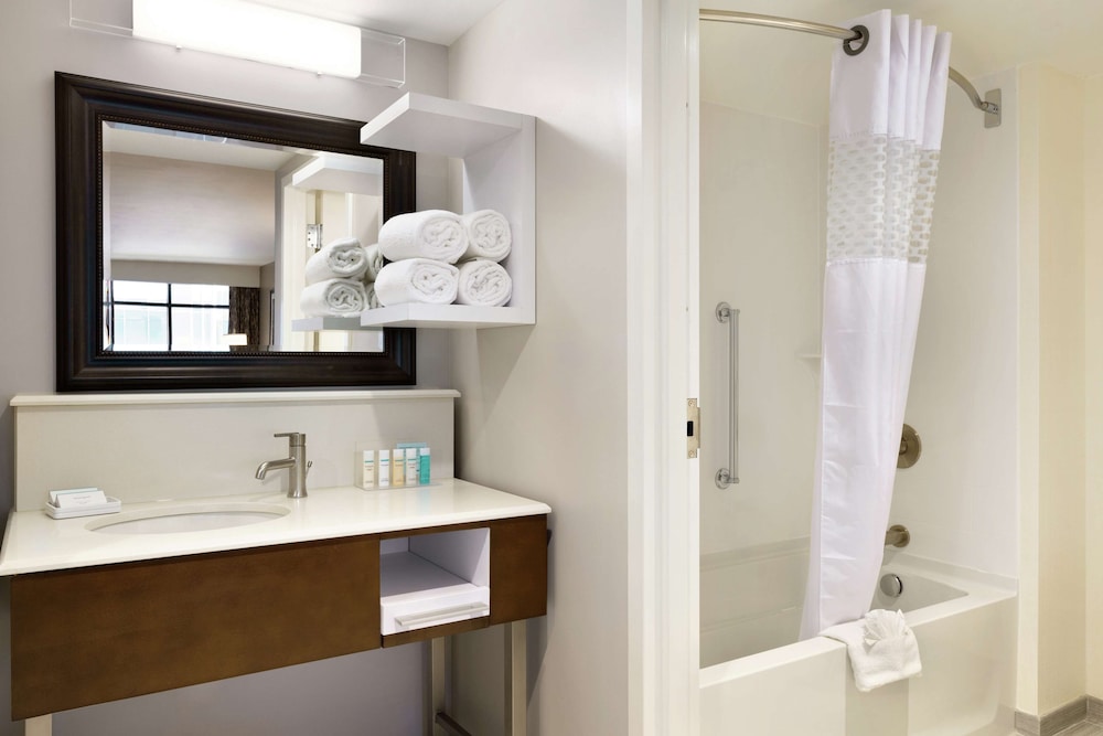 Studio, 2 Queen Beds, Refrigerator & Microwave (Wet bar) thumbnail 5