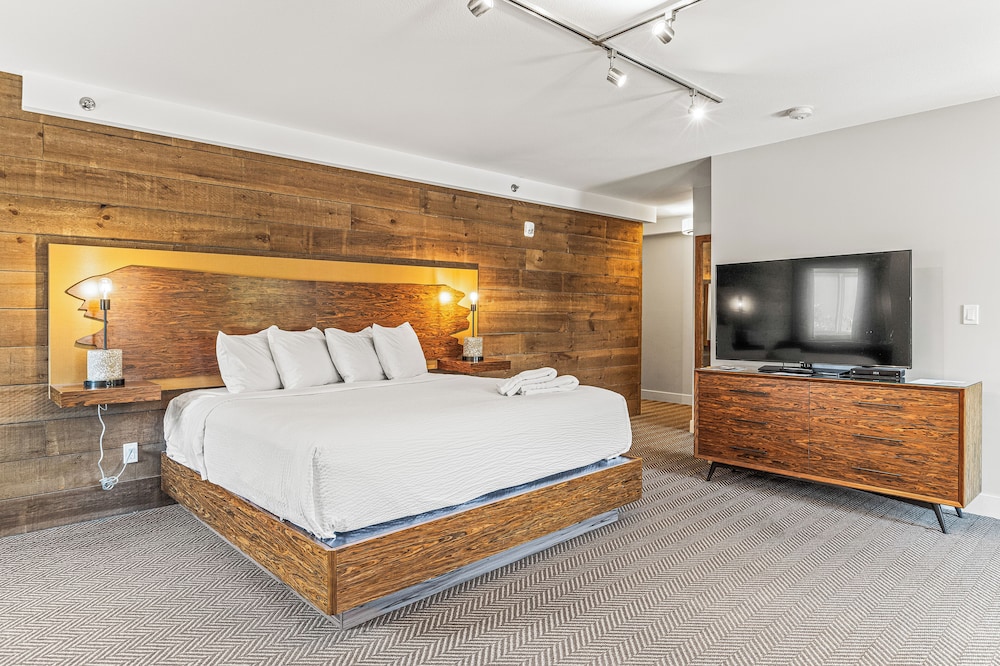 Deluxe King Suite