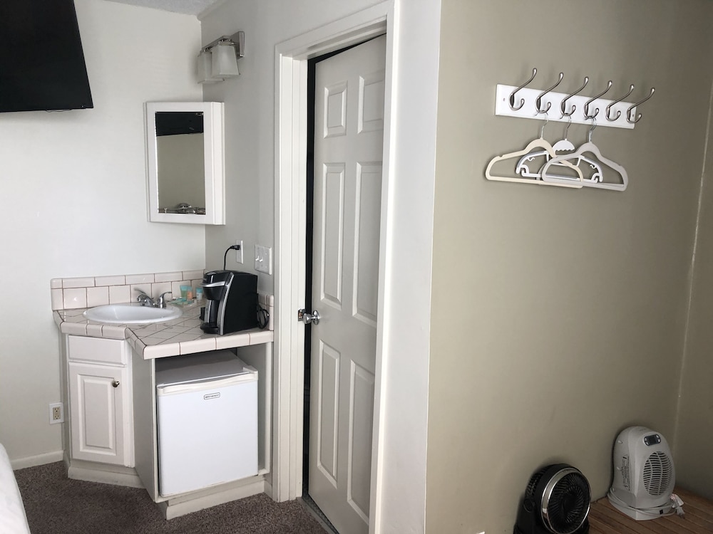 Deluxe Room, 1 King Bed, Bay View (Pet Friendly, Room 10&20) photo 2