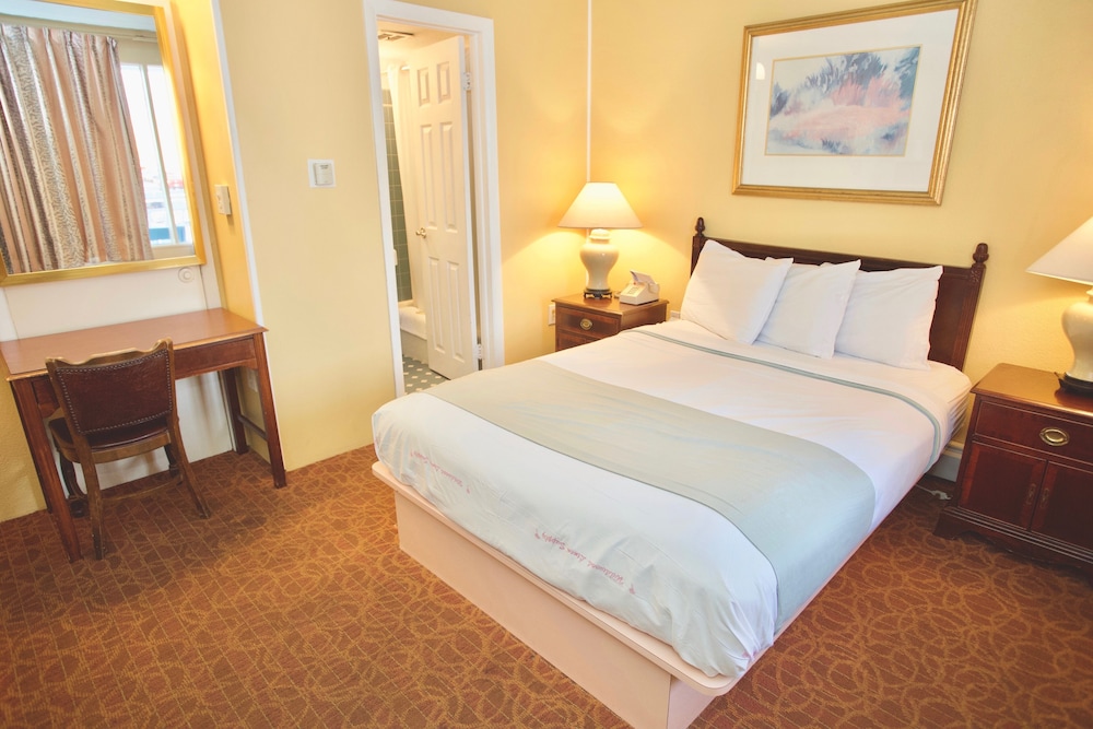 Deluxe Room, 1 Queen Bed, Refrigerator & Microwave photo 1