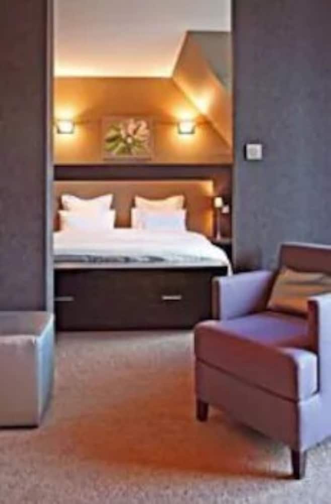 Suite, Lake View - Photo 1