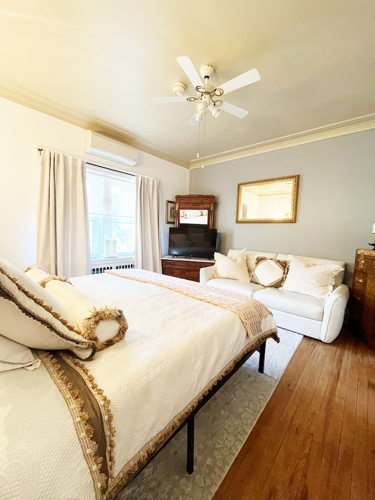Luxury King Suite, Queen A photo 1
