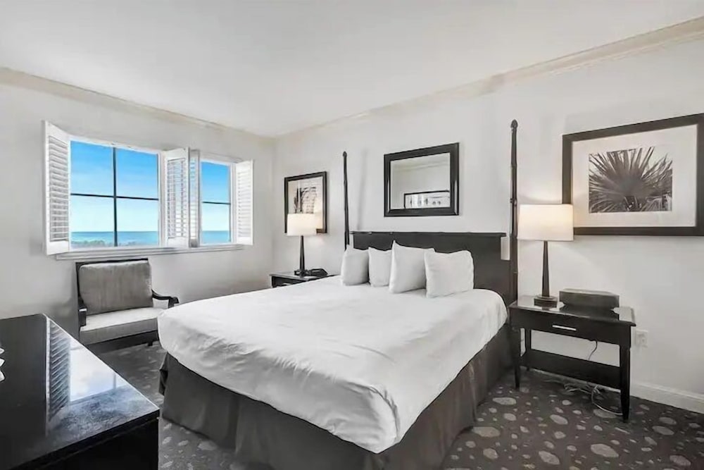 Deluxe Condo, 1 King Bed with Sofa bed, Ocean View, Beachside