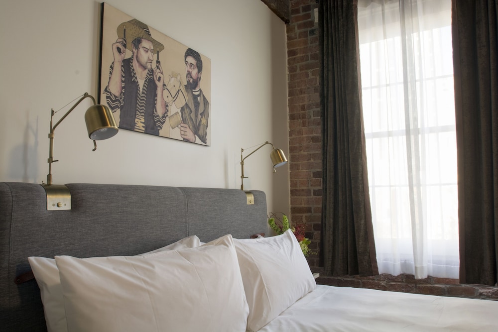 Premium Room, 1 King Bed - Photo 3