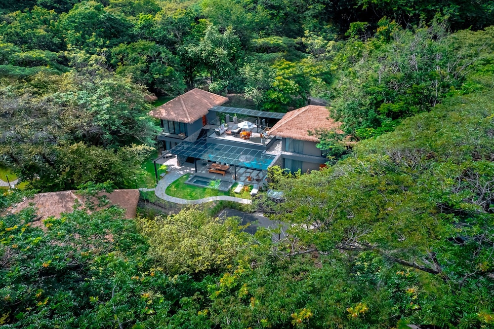 Villa, 4 Bedrooms, Balcony, Garden View photo 2