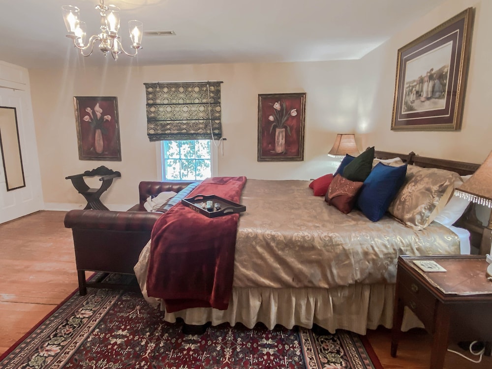 Deluxe Room, 1 King Bed, Refrigerator & Microwave photo 2