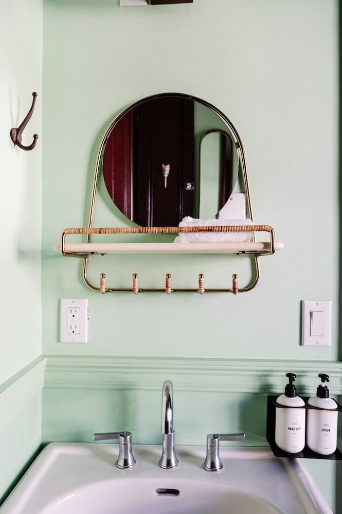 Queen Room (24/7 Front Desk) - Photo 9