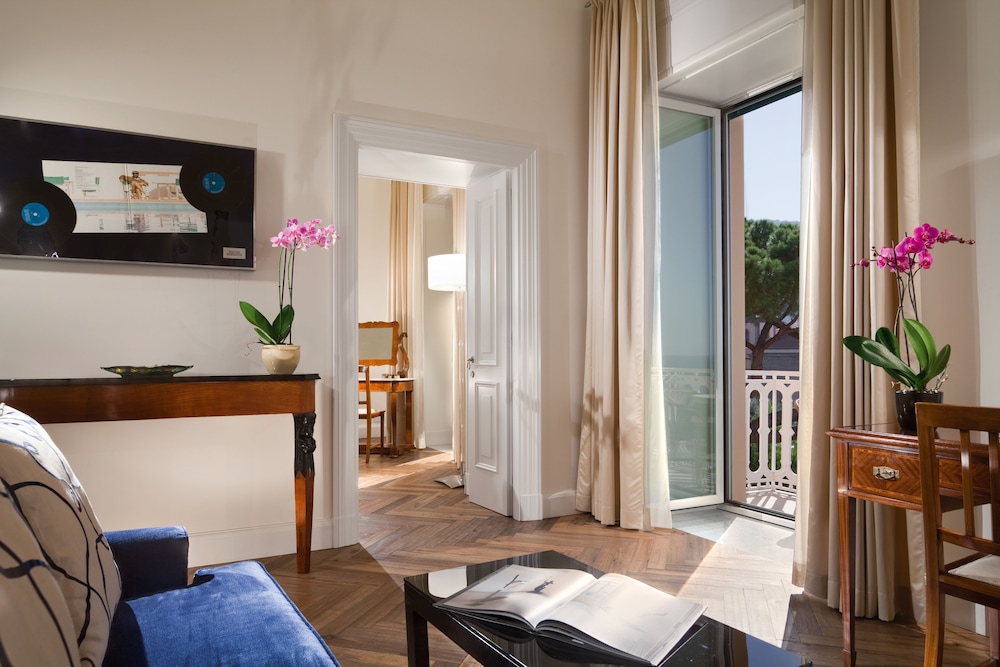 Junior Suite (Superior, Side Sea View) - Photo 2
