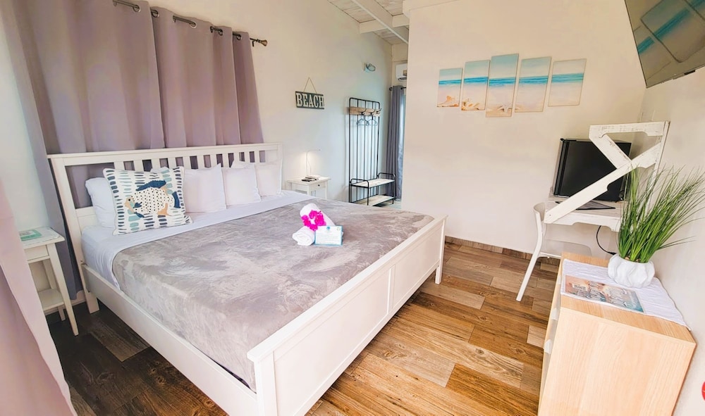 Deluxe Room, 1 King Bed, Non Smoking, Balcony