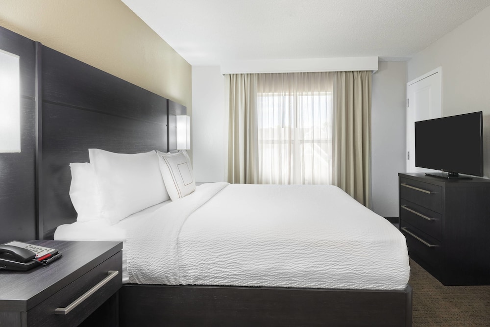 Suite, 1 Bedroom - Photo 2