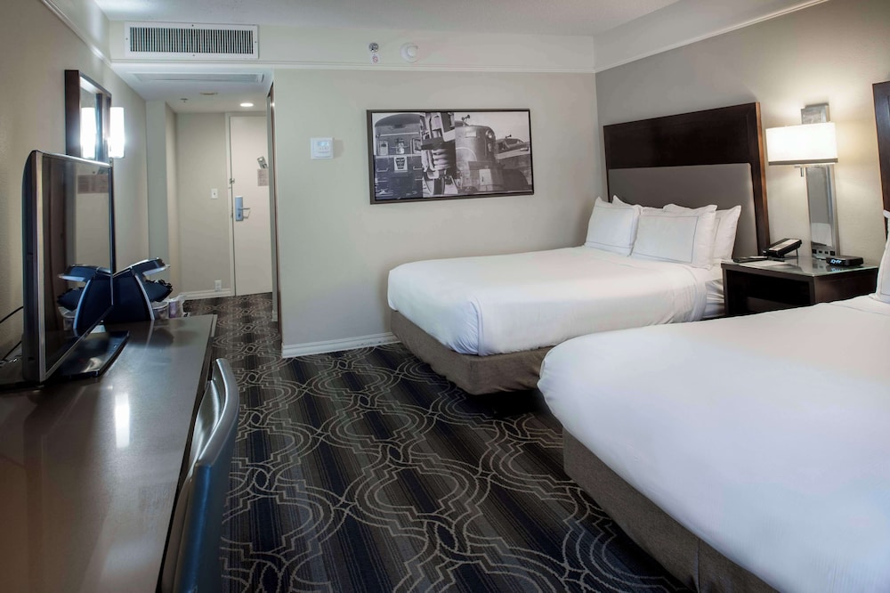 Deluxe Room, 2 Queen Beds, Non Smoking, Courtyard View - Photo 8