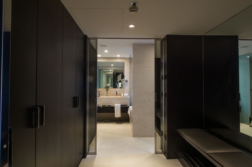Superior Suite, River View thumbnail 6