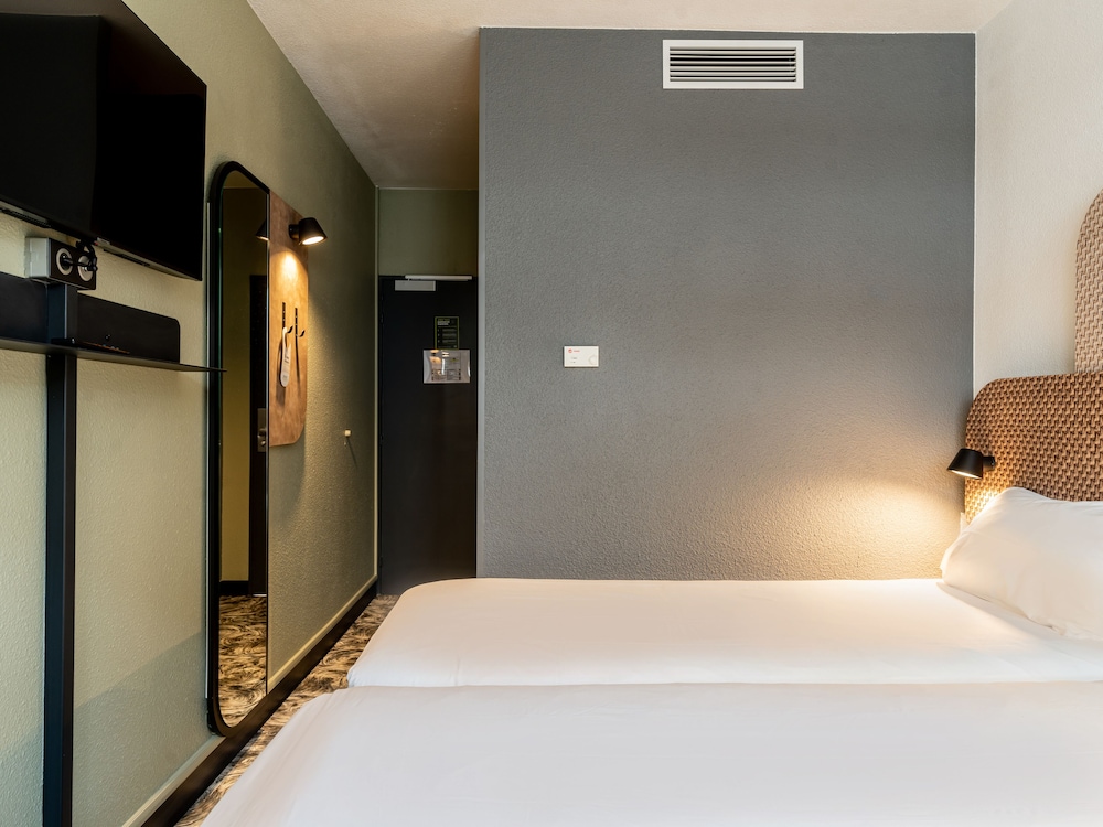 Twin Room, Non Smoking - Photo 2