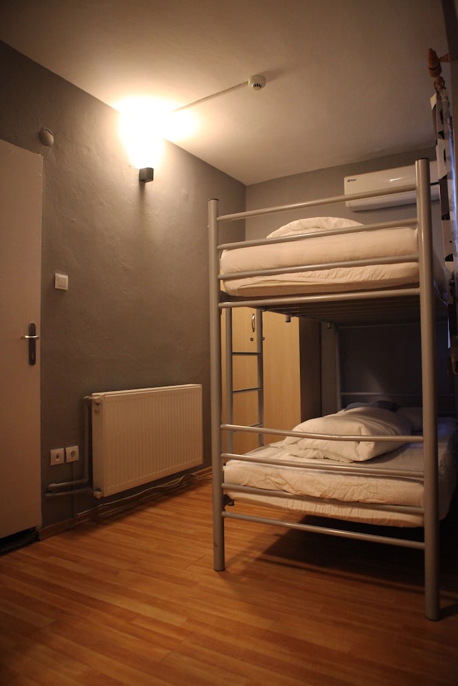 Standard Room (4 Beds) photo 3