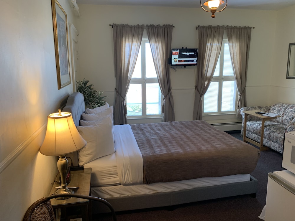 Economy Room, 1 Queen Bed, Non Smoking, Ensuite photo 2
