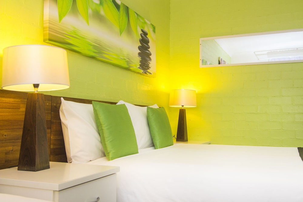 Deluxe Room, Queen plus 1 single photo 2