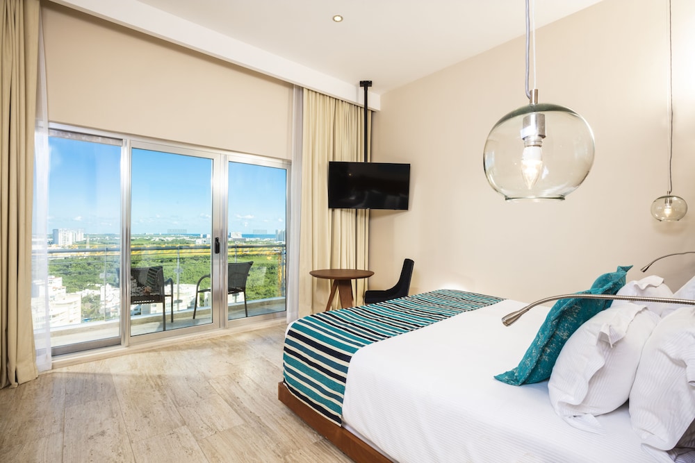 Altitude Room (Free Beach Club Access) - Photo 1