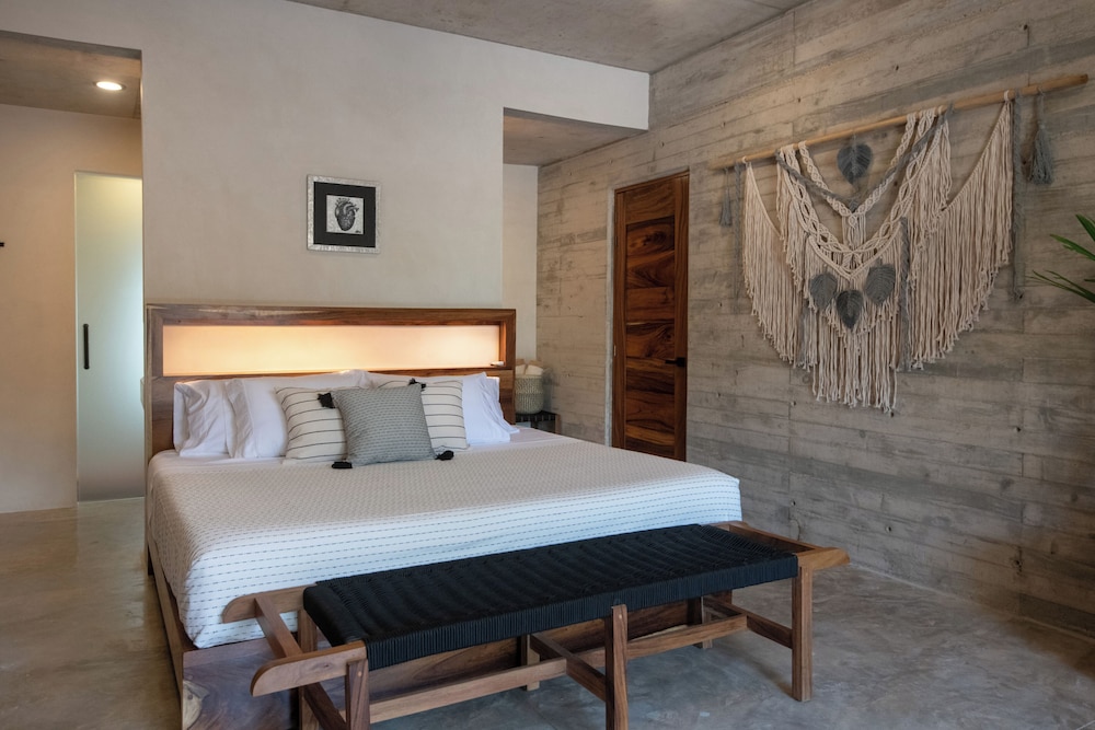 Superior Room, 1 King Bed, Pool View 6 photo 3