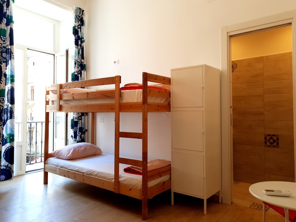 Shared Dormitory, Women only, Private Bathroom (7 people)