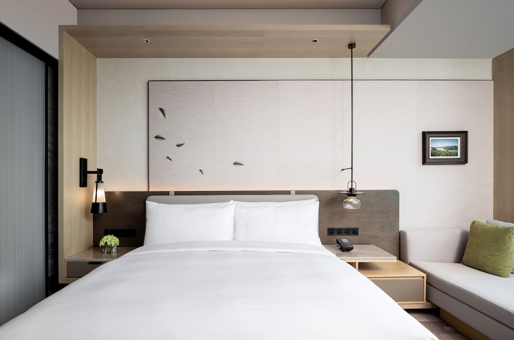 Club Room, 1 King Bed, City View - Photo 2