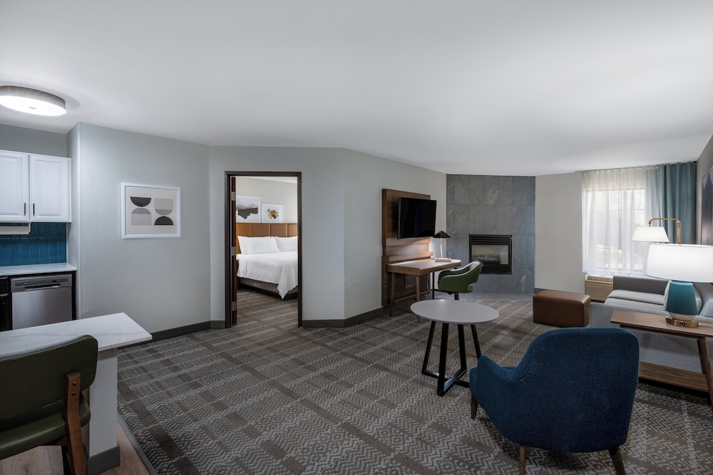 Oversized One-Bedroom Queen Suite with Fireplace and Full Kitchen photo 2