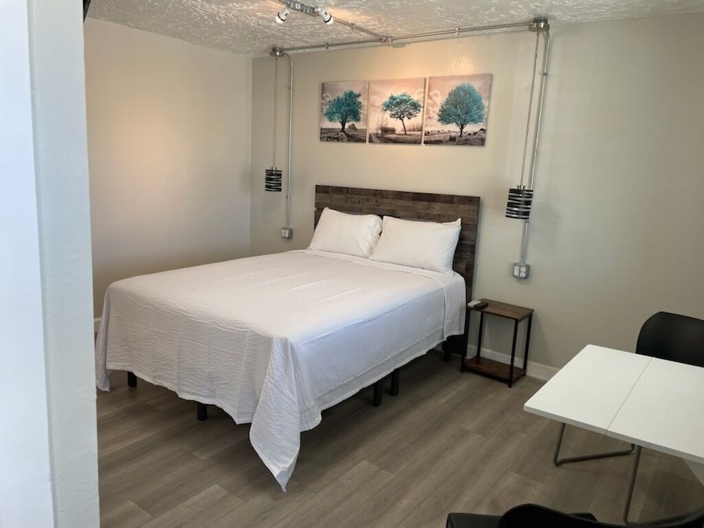 Basic Room, 1 Queen Bed photo 2