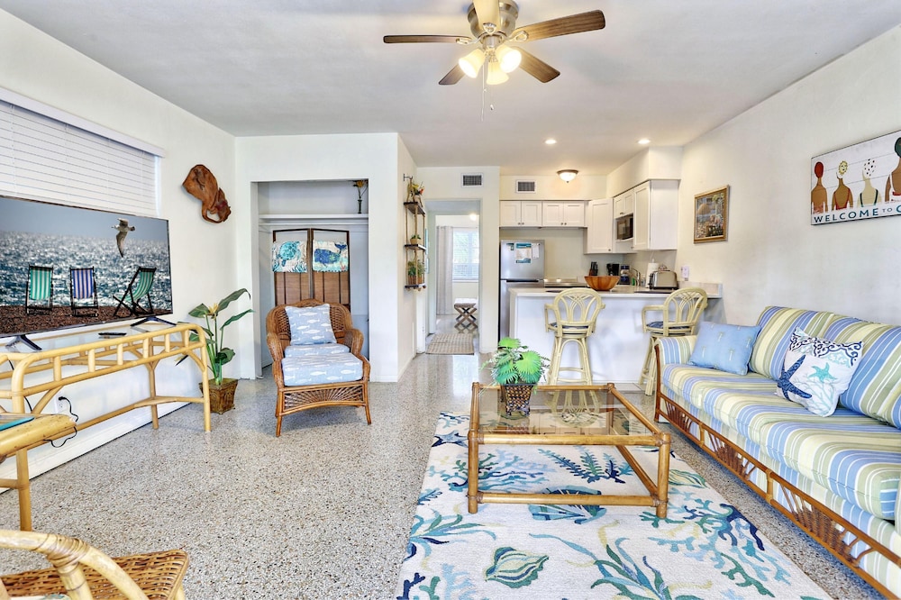Condo, 1 Queen Bed with Sofa bed (Beach Quarters #3)