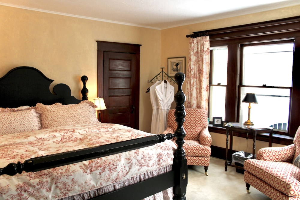 Standard Room, 1 King Bed, Non Smoking (Red Toile) photo 1