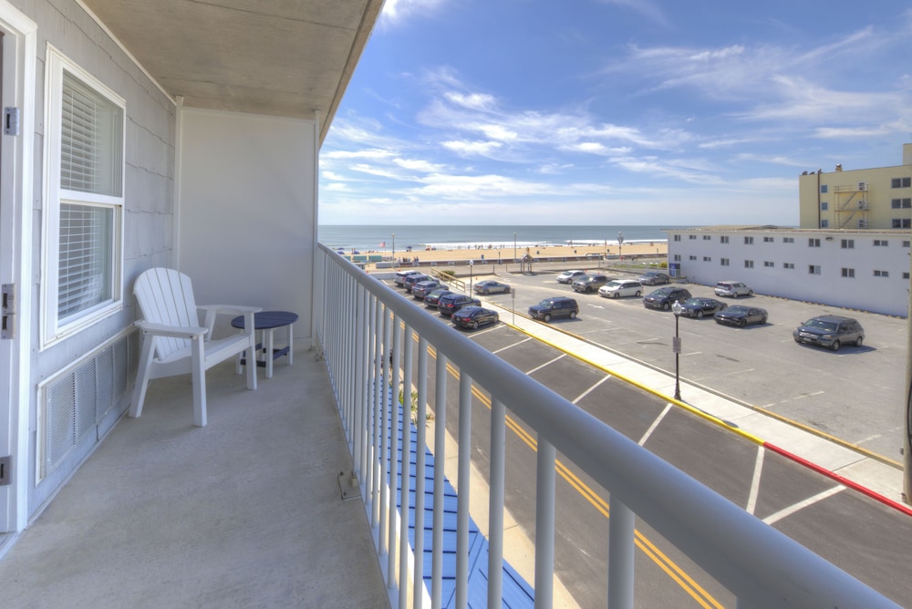Oceanfront Suite Limited View photo 3