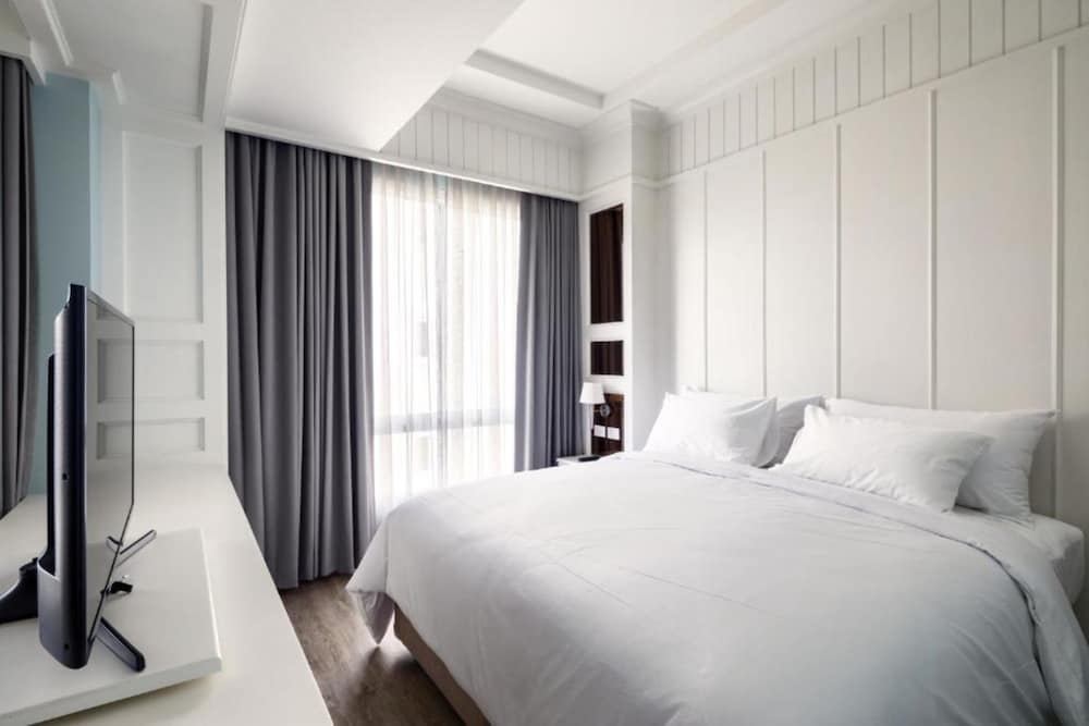 Premier Room, 1 King Bed photo 2