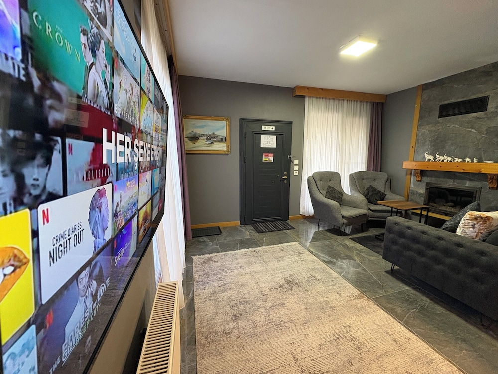 Exclusive Nehir Manzarali, Terasli ve Somineli Villa
