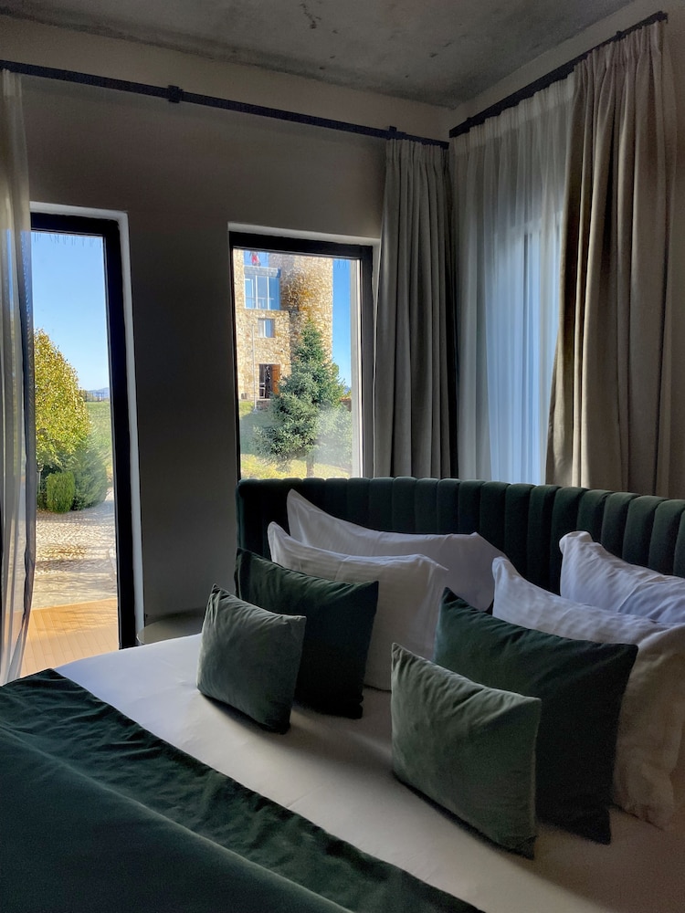 Deluxe Suite - Photo 2