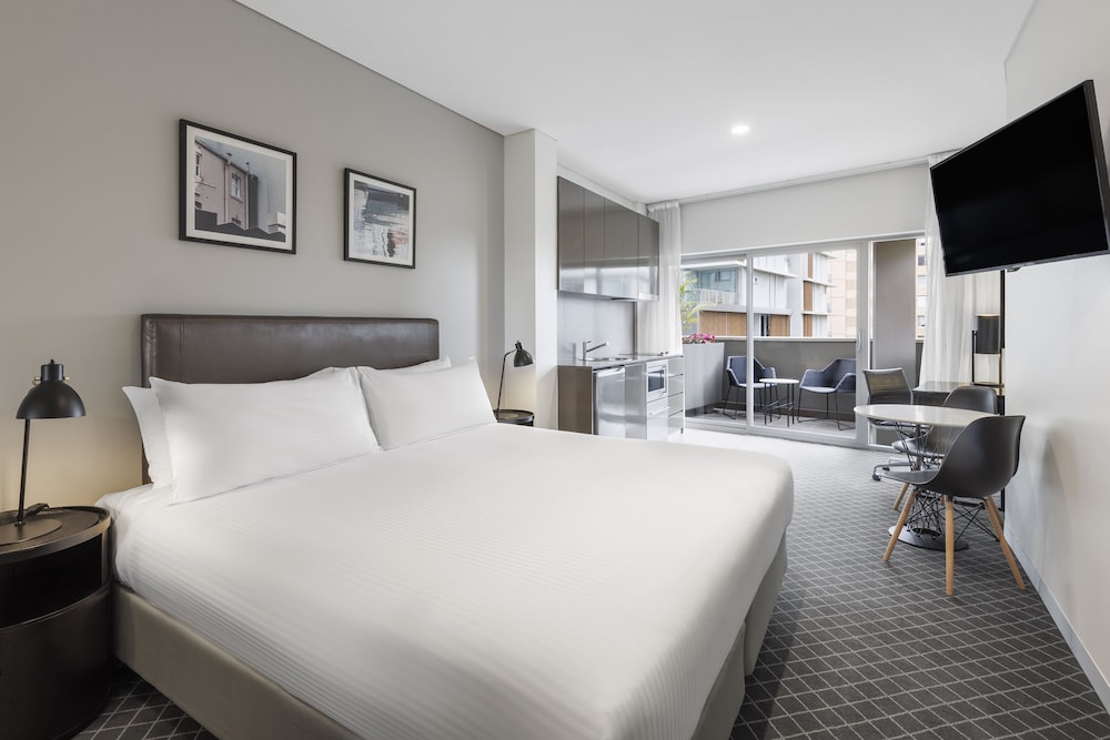 Studio Suite, 1 King Bed, Balcony photo 1