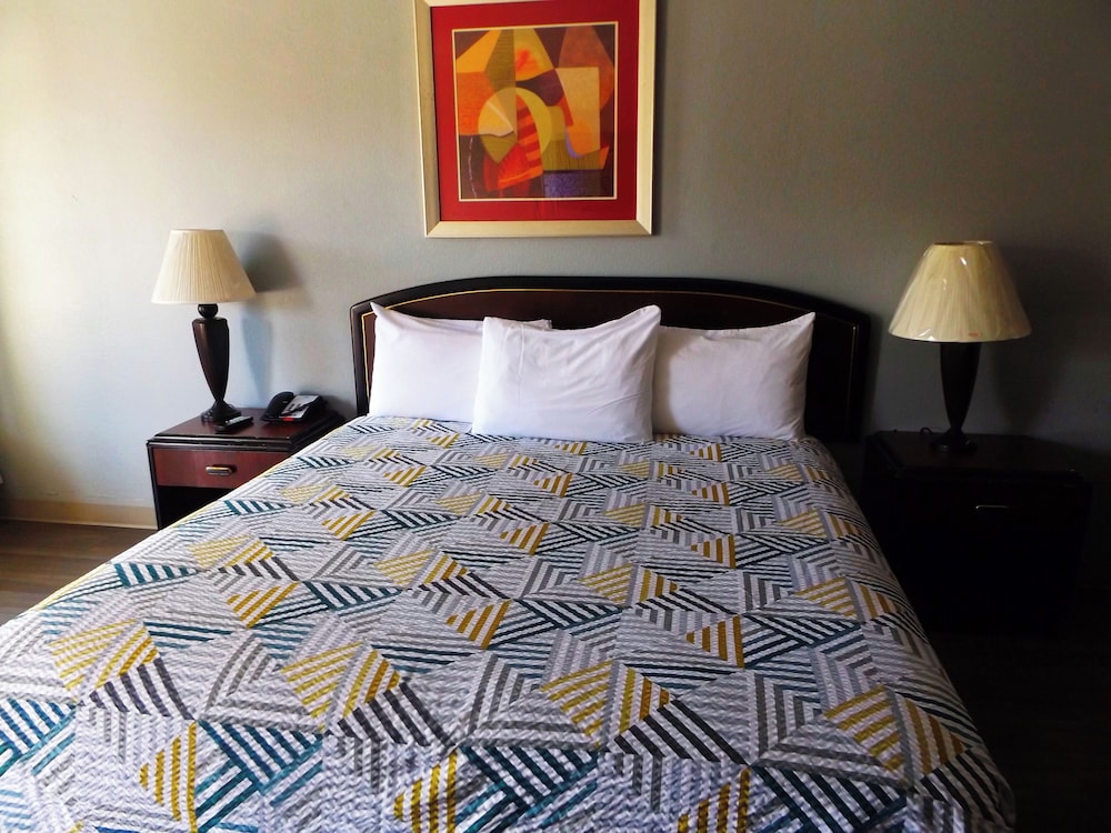 Standard Room, 1 King Bed, Non Smoking, Kitchen - Photo 7