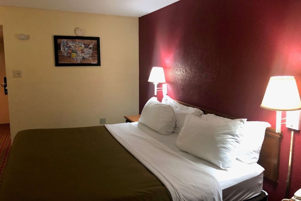 Room, 1 King Bed, Accessible, Non Smoking (Mobility) - Photo 1