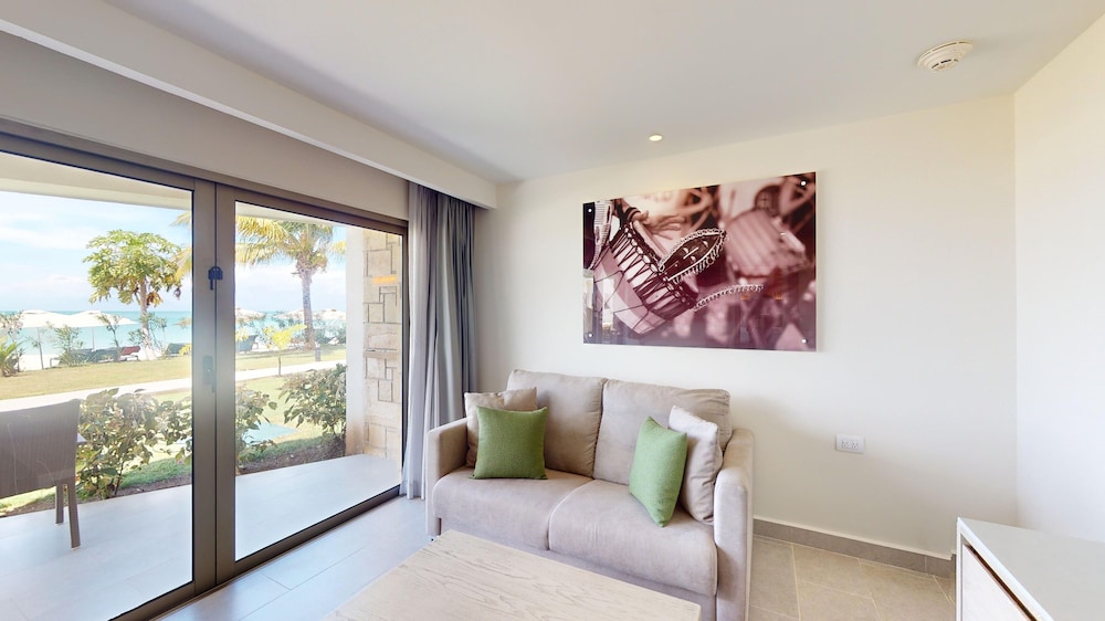 Luxury Presidential Beach Front Walkout One Bedroom Suite Diamond Club