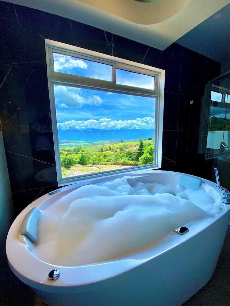 Deluxe Studio Suite, 1 Bedroom, Non Smoking, Mountain View photo 2