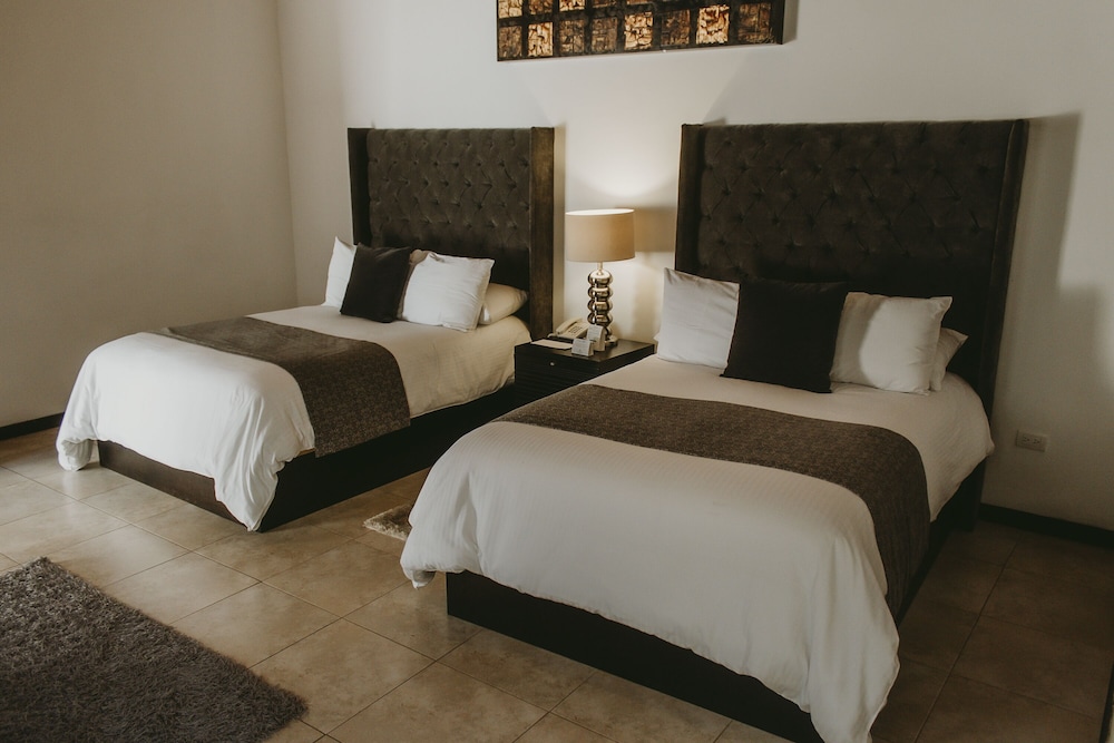 Deluxe Suite, 2 Queen Beds