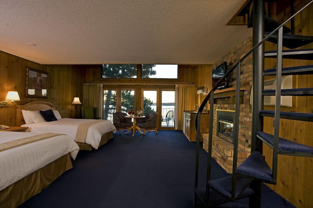 Steamboat Bay Upper Sunrise Villa 2 Queen lower level and 2 Twins and a bath in loft on waters edge photo 1