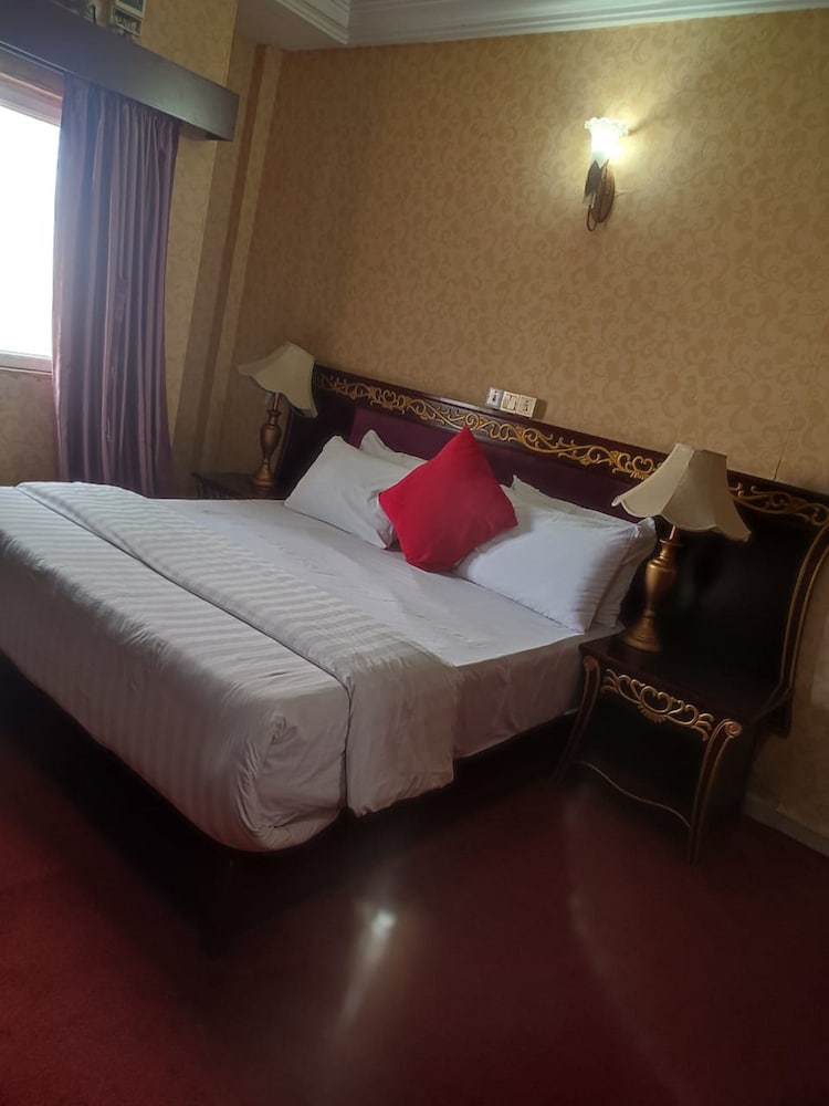 Executive Suite - Photo 6