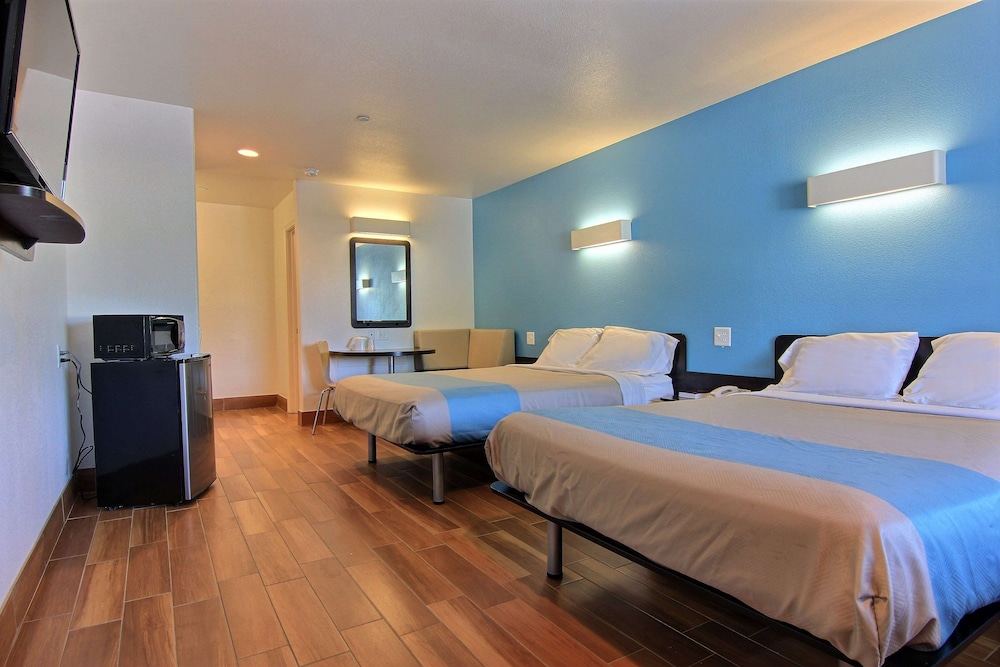 Deluxe Room, 2 Queen Beds, Non Smoking, Kitchenette photo 2