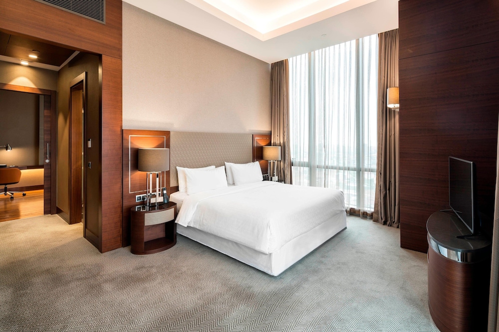 Club Suite, 1 King Bed with Sofa bed, Corner