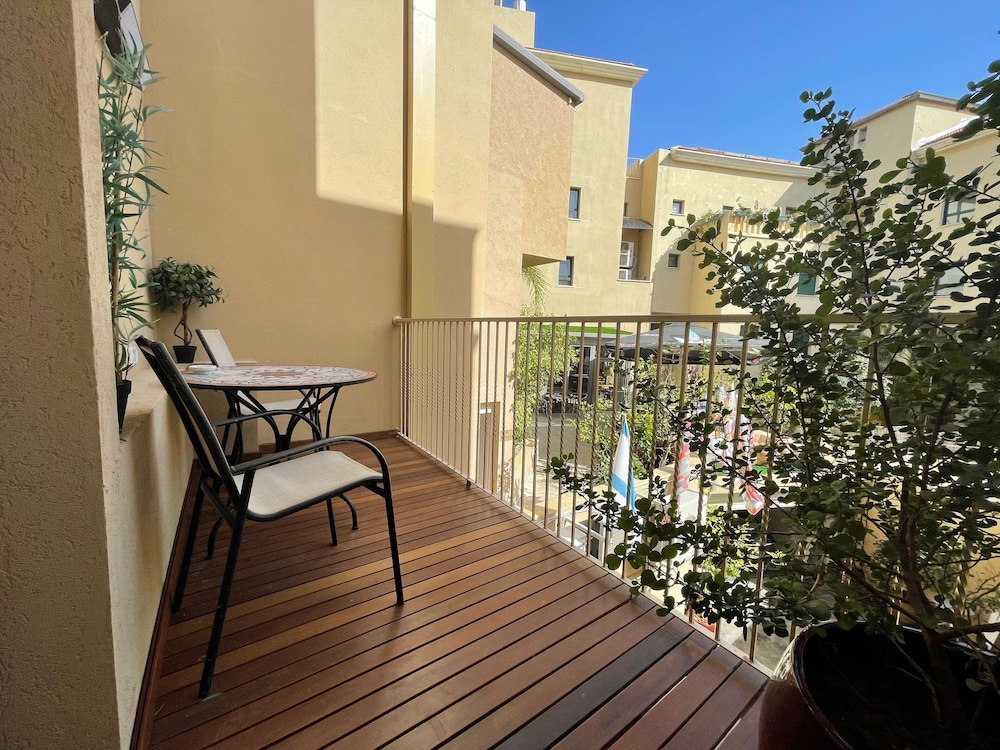 Family Room, Balcony photo 3